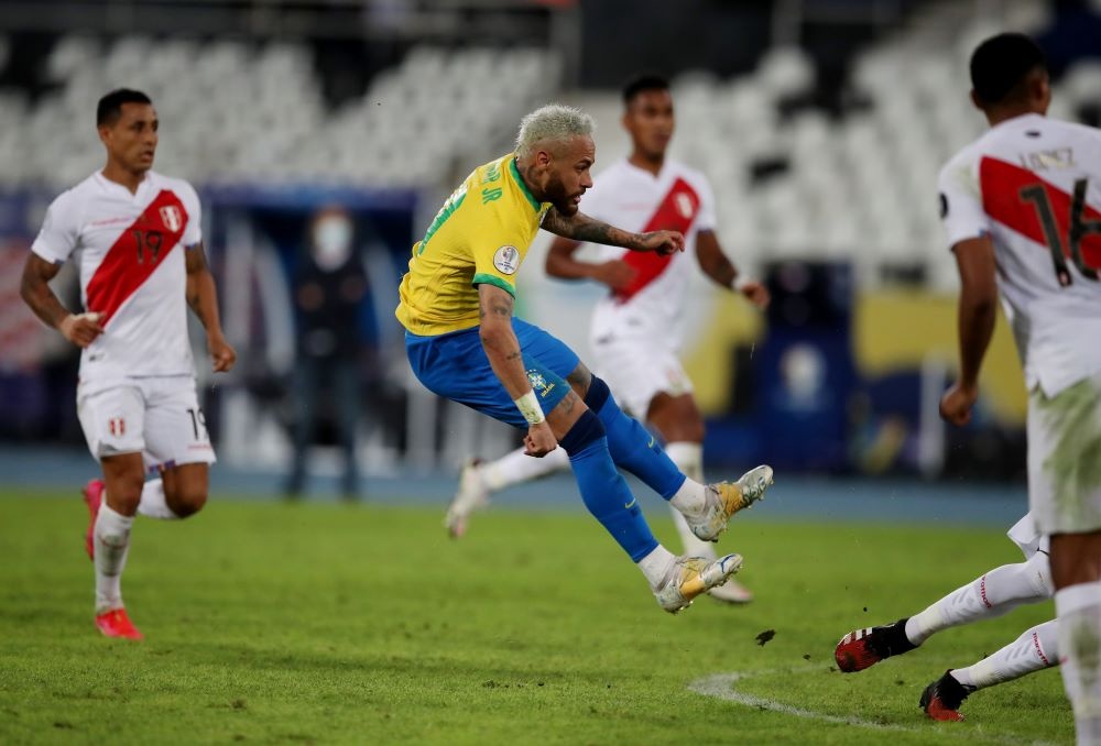 Một mình Neymar 'quậy' tan nát hàng thủ Peru ở trận đấu vòng bảng /// Reuters